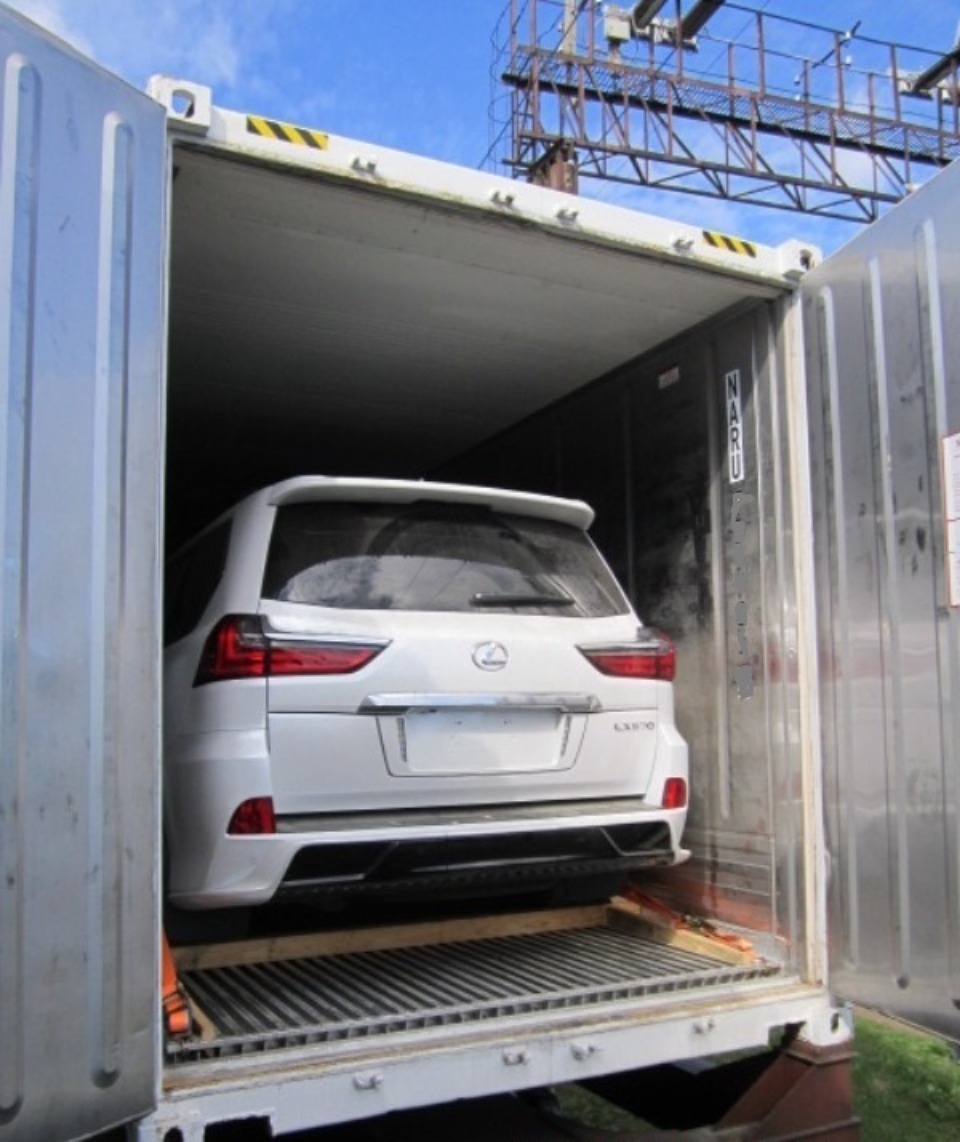 Псковские таможенники выявили незадекларированный товар в багажнике Лексуса