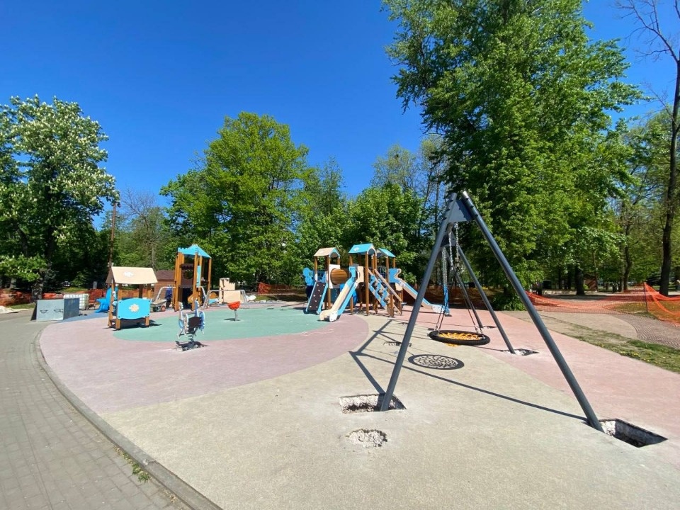 В Детском парке в Пскове устанавливают новый игровой комплекс