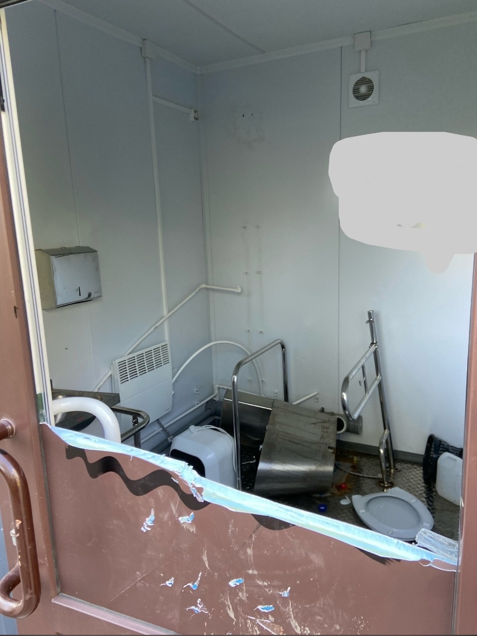 Туалет в парке Строителей в Пскове разгромили вандалы