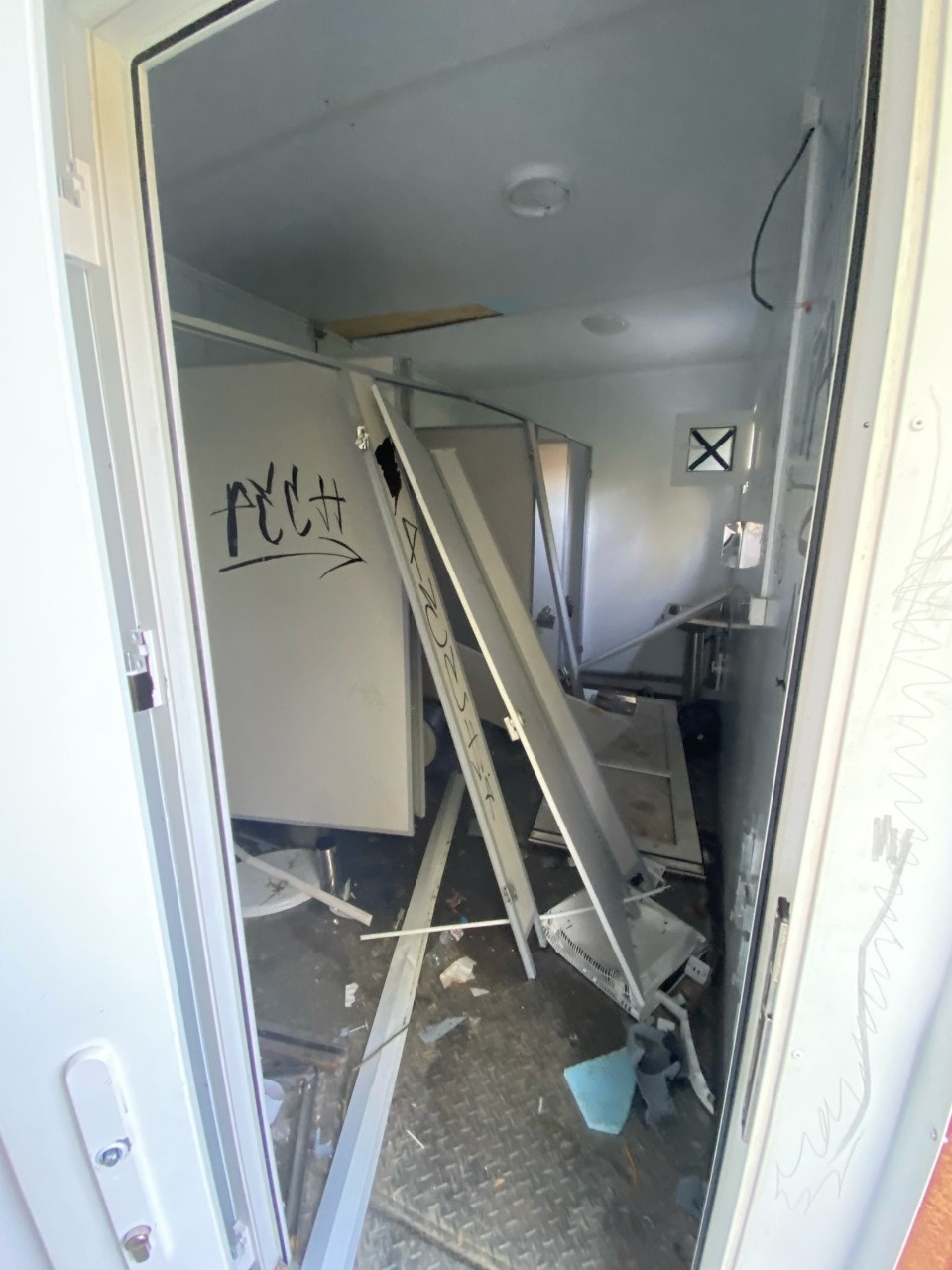 Туалет в парке Строителей в Пскове разгромили вандалы