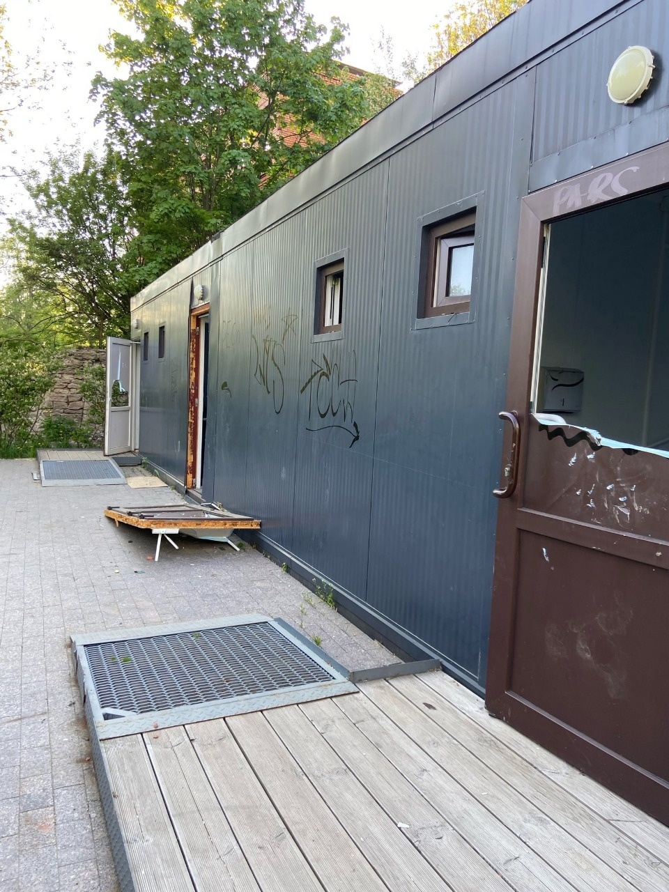Туалет в парке Строителей в Пскове разгромили вандалы