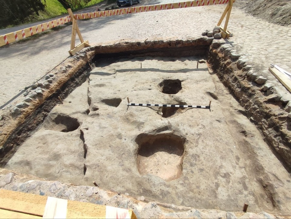 Археологи определят порубочную дату обнаруженной деревянной мостовой в Печорах Археологи определят порубочную дату обнаруженной деревянной мостовой в Печорах