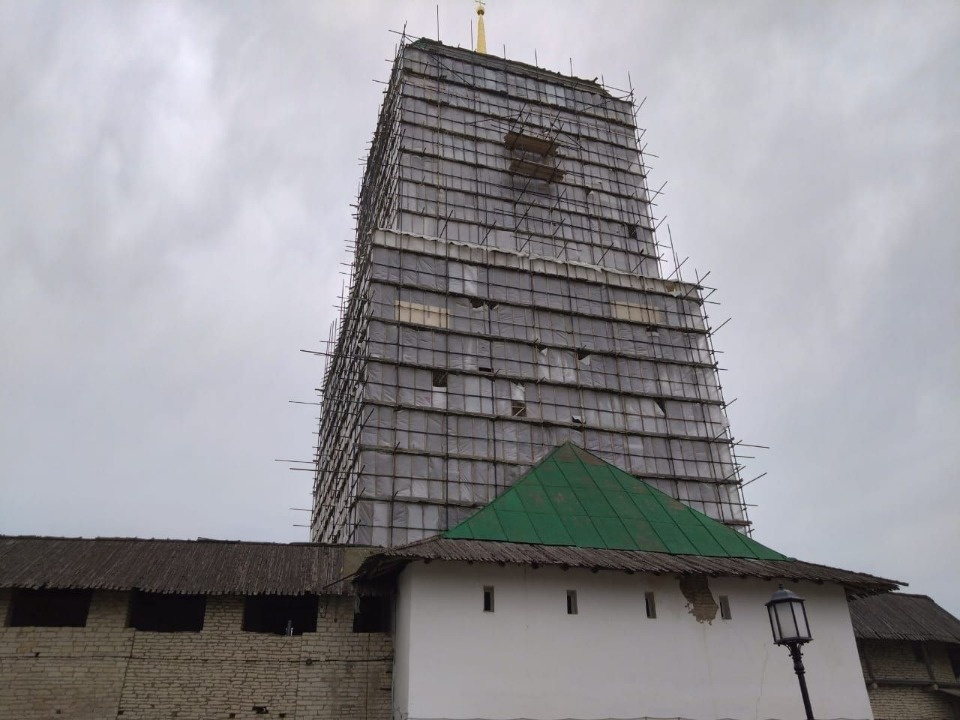 Летом в Пскове от лесов могут освободить колокольню Троицкого собора