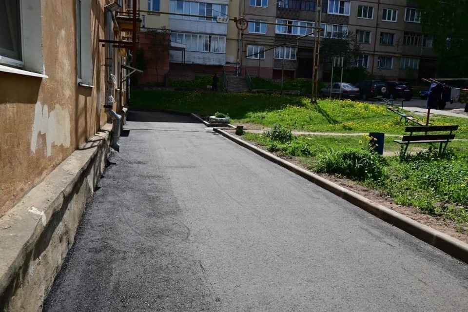 На 26 дворовых территориях в Великих Луках отремонтируют асфальт На 26 дворовых территориях в Великих Луках отремонтируют асфальт