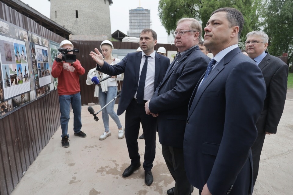 Сергей Степашин и Михаил Ведерников посетили реставрируемые объекты Псковском кремля