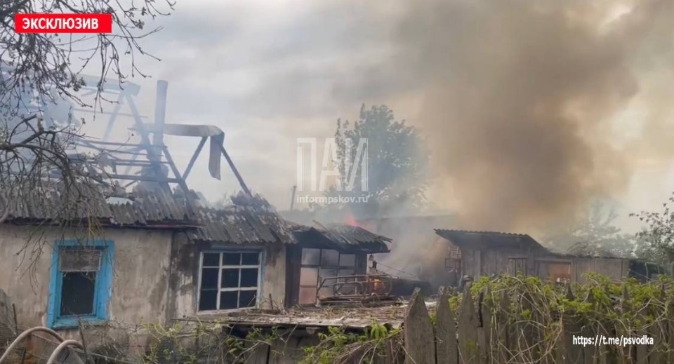 В Острове пожарные спасли пенсионеров из горящего дома В Острове пожарные спасли пенсионеров из горящего дома