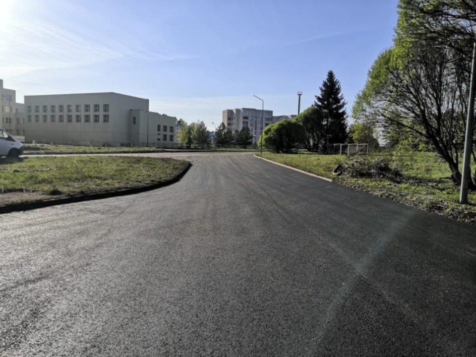 В Струго-Красненском районе завершается ремонт дороги городка «Владимирский лагерь»