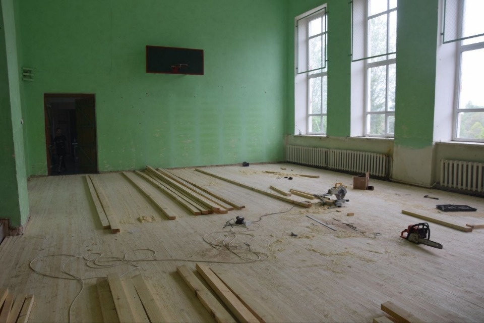 В Опочецком районе продолжается ремонт спортивного зала Краснооктябрьской школы
