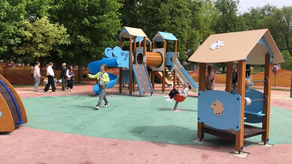 Псковичей попросили пока не пользоваться новой детской площадкой в Детском парке Псковичей попросили пока не пользоваться новой детской площадкой в Детском парке