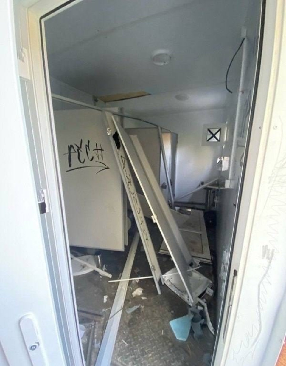 Установлены личности вандалов, разрушивших туалет в Парке Строителей в Пскове Установлены личности вандалов, разрушивших туалет в Парке Строителей в Пскове