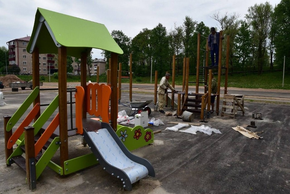 Монтаж игрового комплекса начался в Детском парке в Острове Монтаж игрового комплекса начался в Детском парке в Острове