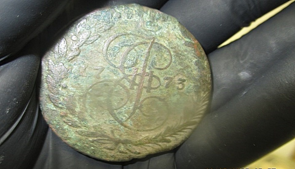 Вывоз старинных монет и нагрудных медалей из России пресекли псковские таможенники