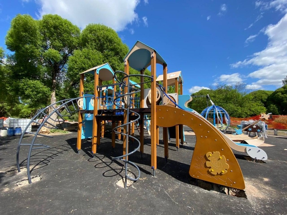 Работы на новой детской площадке в Финском парке в Пскове завершат до конца мая