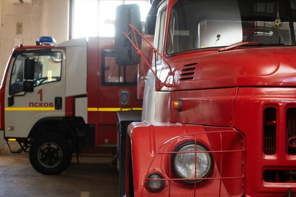 В Великих Луках подожгли автомобиль В Великих Луках подожгли автомобиль