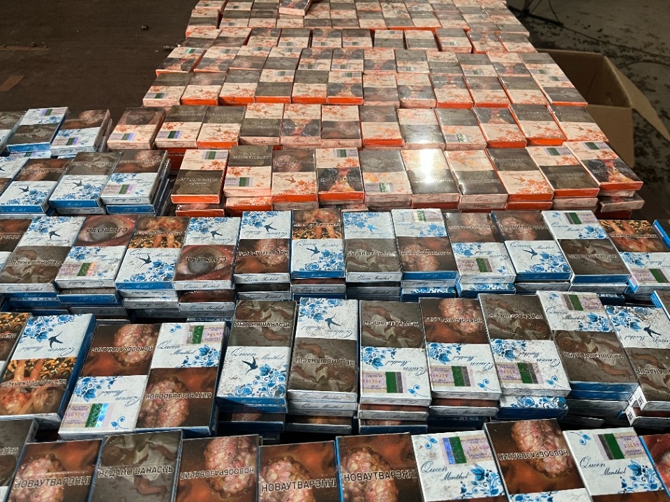 Псковские таможенники при досмотре фуры нашли более тонны контрабандных сигарет Псковские таможенники при досмотре фуры нашли более тонны контрабандных сигарет