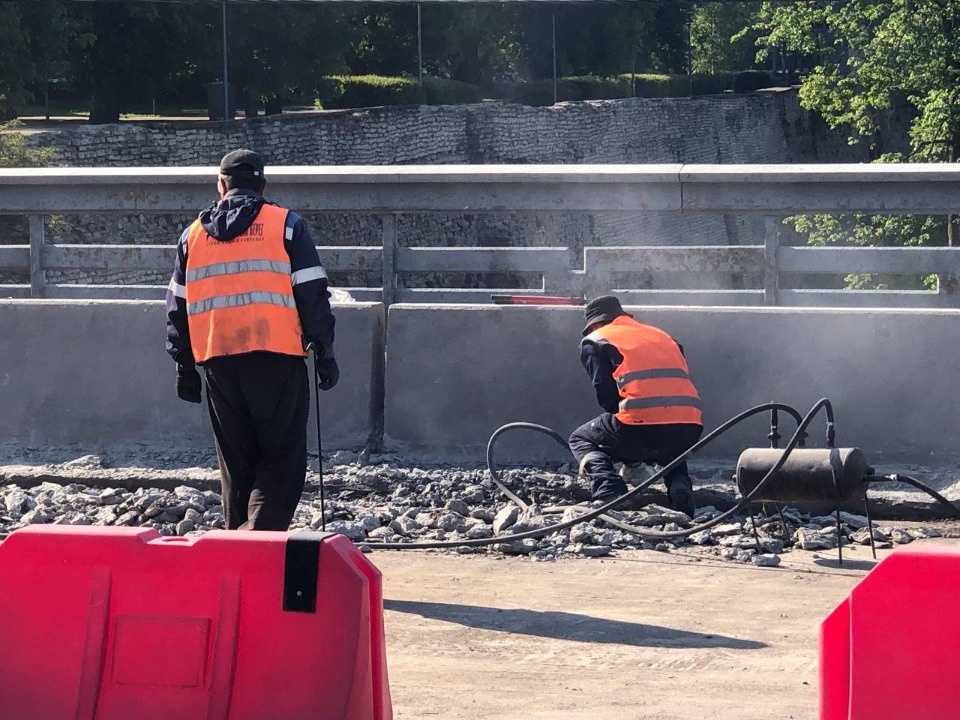 На Ольгинском мосту в Пскове убирают старую гидроизоляцию