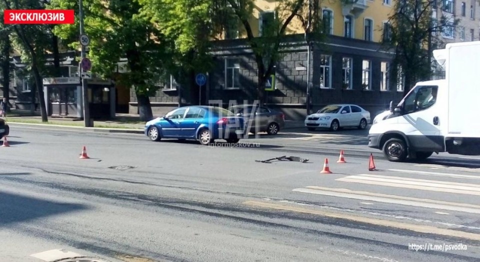 Самокатчика сбили в центре Пскова