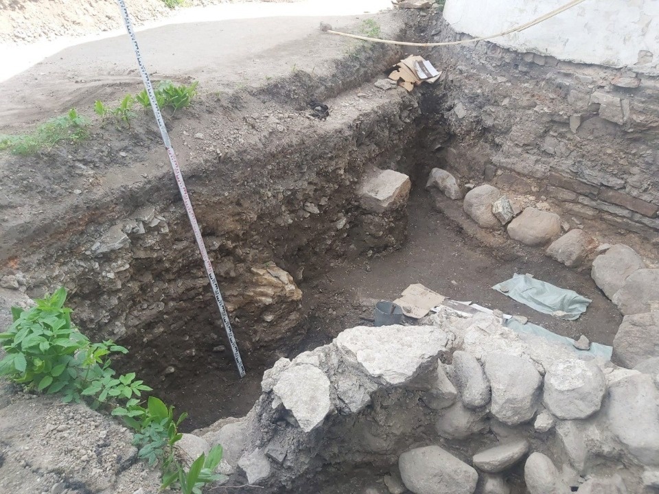 Псковские археологи нашли наконечник стрелы на территории Церкви Архангела Михаила с колокольней