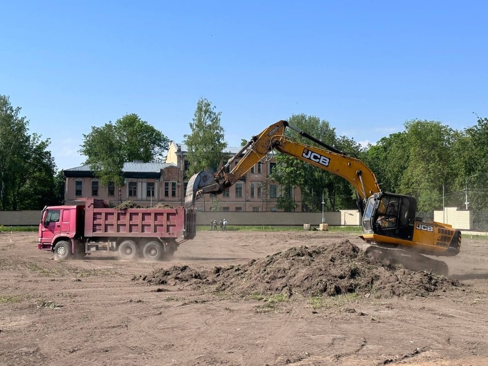 Футбольное поле начали возводить на стадионе «Машиностроитель» в Пскове