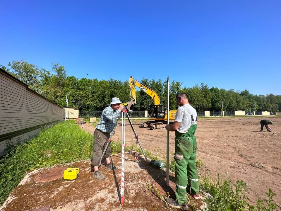 Футбольное поле начали возводить на стадионе «Машиностроитель» в Пскове
