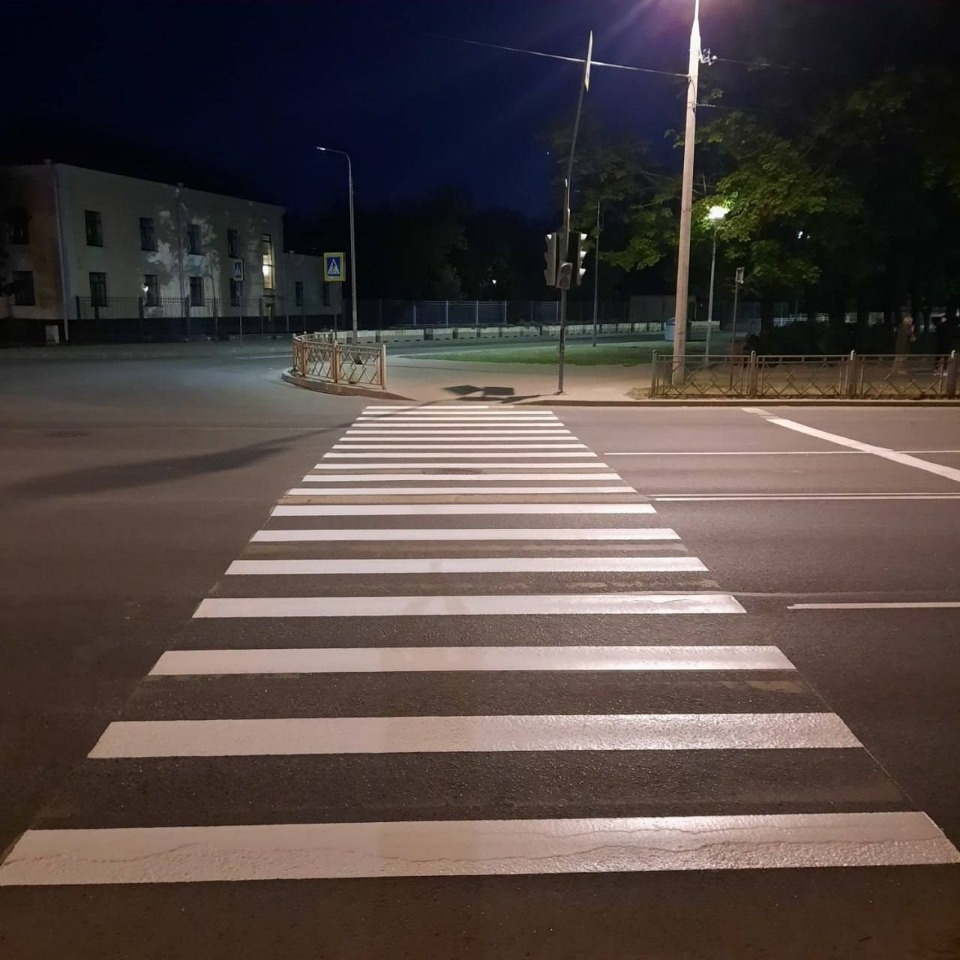 На улице Советской Армии в Пскове обустроили новый пешеходный переход