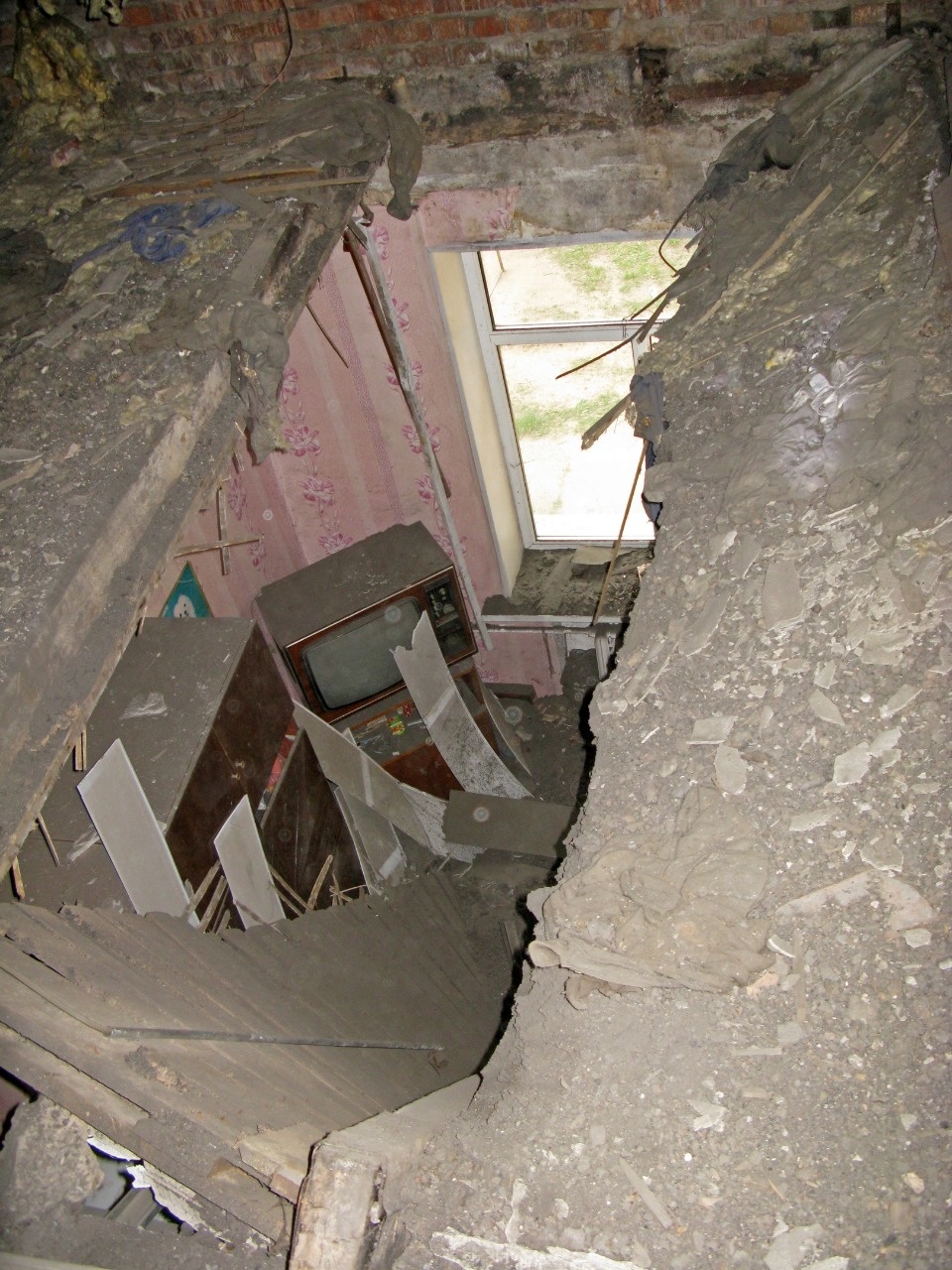 В доме в поселке Заплюсье обрушилось потолочное перекрытие квартиры на втором этаже В доме в поселке Заплюсье обрушилось потолочное перекрытие квартиры на втором этаже