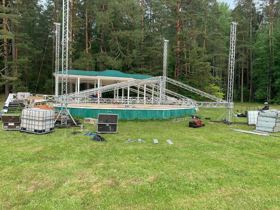 В Михайловском устанавливают сцены к Дням Пушкинской поэзии