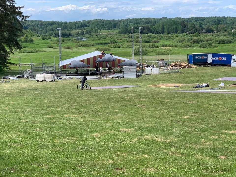 В Михайловском устанавливают сцены к Дням Пушкинской поэзии