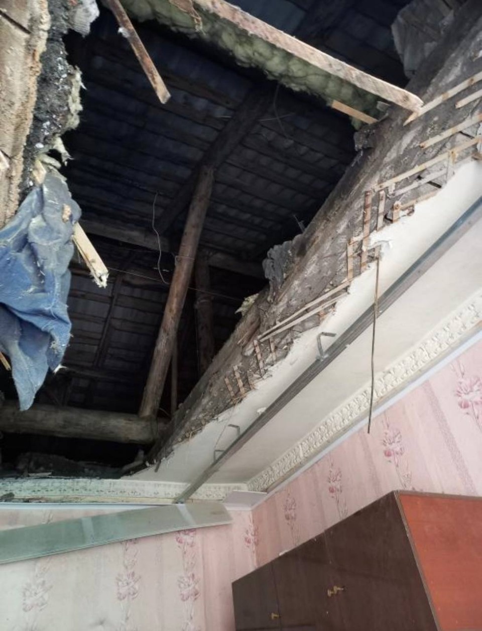 По факту обрушения потолка квартиры в поселке Заплюсье проводится прокурорская проверка