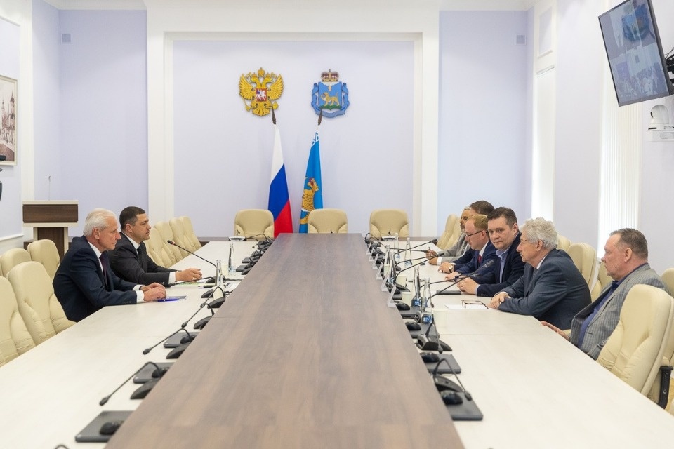 Псковский губернатор провел встречи с фракциями областного Собрания