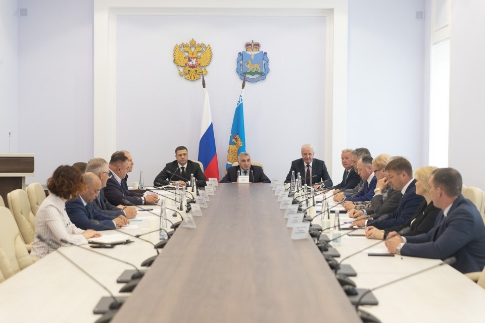 Псковский губернатор провел встречи с фракциями областного Собрания