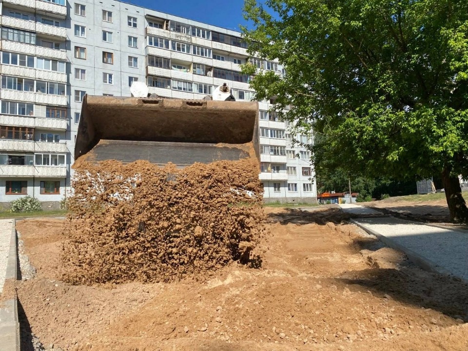 Песчаное основание и дорожки обустраивают для детской площадки в Пскове Песчаное основание и дорожки обустраивают для детской площадки в Пскове