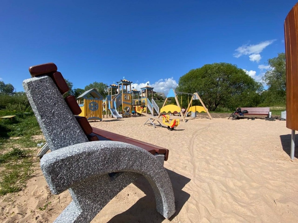 Песчаное основание и дорожки обустраивают для детской площадки в Пскове Песчаное основание и дорожки обустраивают для детской площадки в Пскове