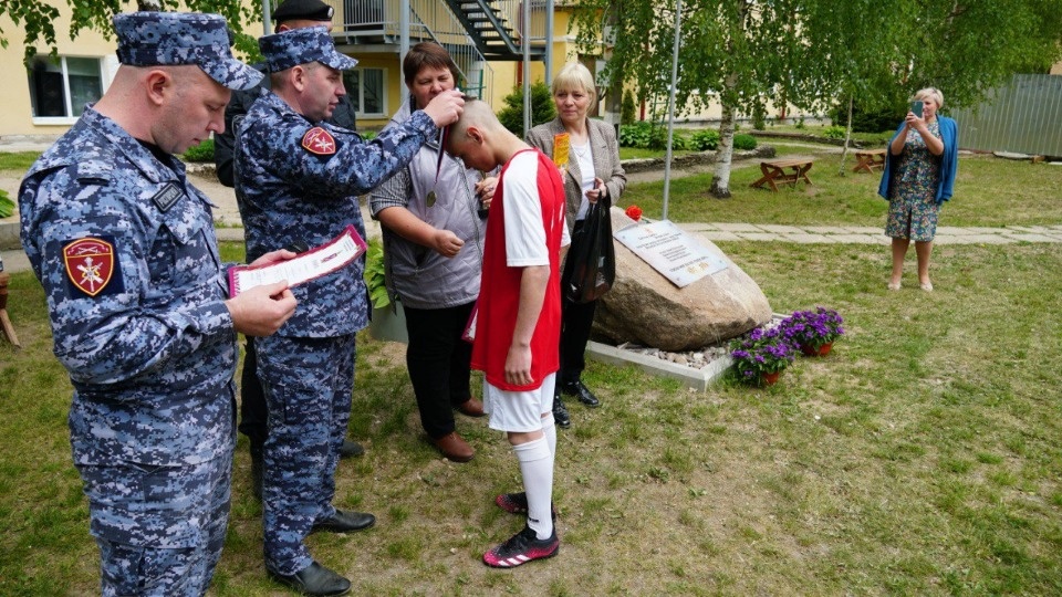Псковские росгвардейцы организовали спортивный праздник для детей