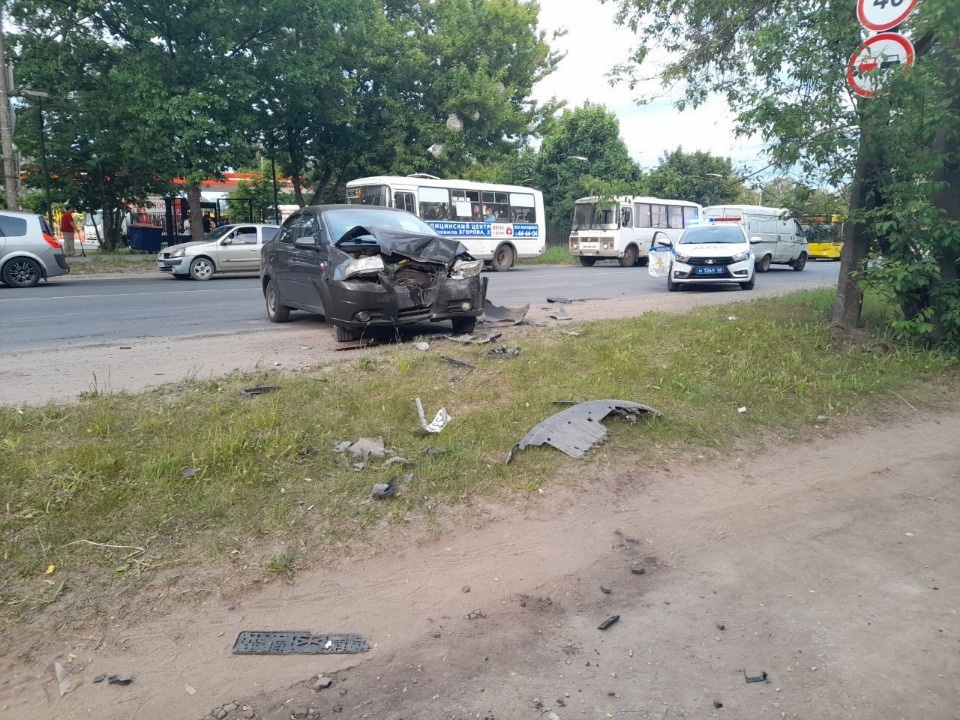 Пьяный водитель протаранил несколько полицейский машин в Пскове Пьяный водитель протаранил несколько полицейский машин в Пскове