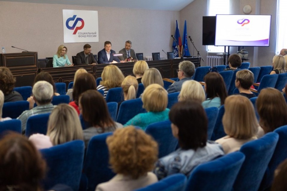 Коллектив Отделения СФР по Псковской области получил благодарность за поддержку военнослужащих