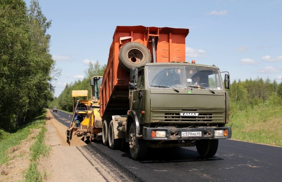 Ремонт дороги «Великие Луки – Усвяты» продолжается в Великолукском районе