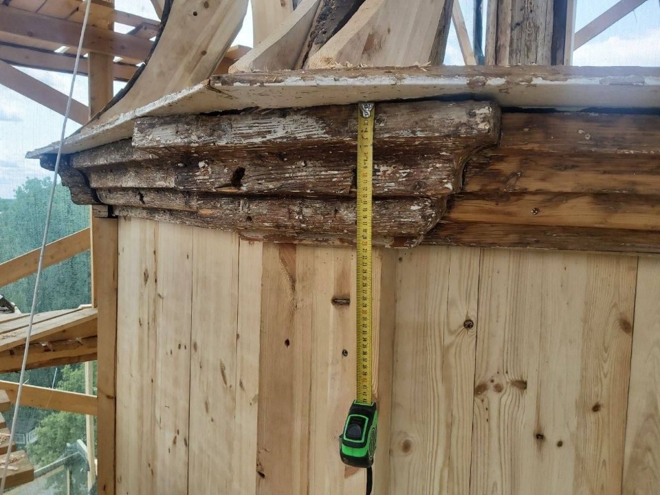 В Псково-Печерском районе устанавливают главку башни Святых ворот