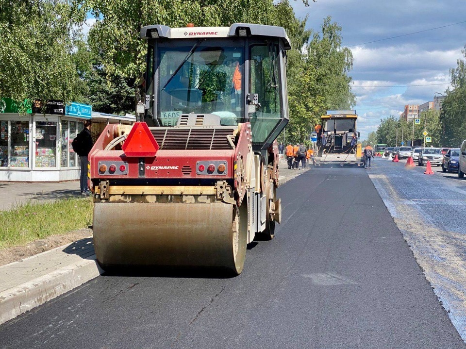 В Пскове асфальтируют проезжую часть улицы Труда