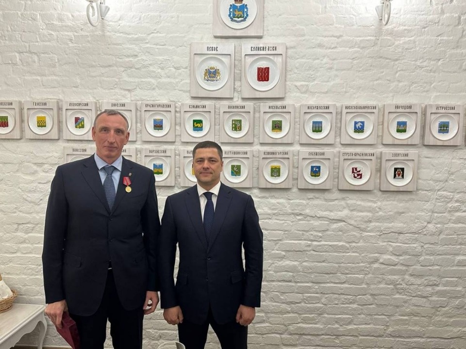 Михаил Ведерников вручил депутату Госдумы медаль Александра Невского