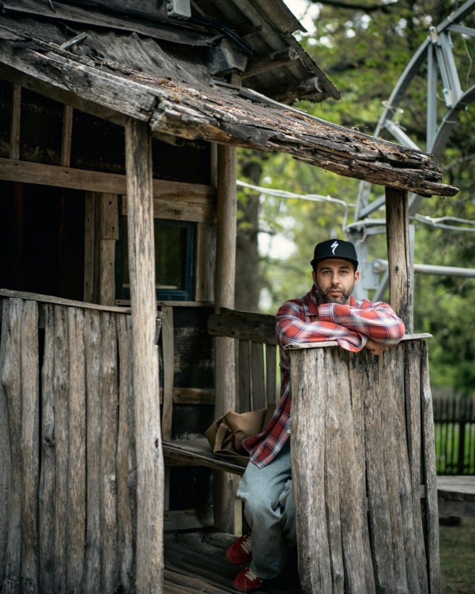 Телеведущий Иван Ургант поделился снимками из семейной поездки в Пушкинские Горы Телеведущий Иван Ургант поделился снимками из семейной поездки в Пушкинские Горы