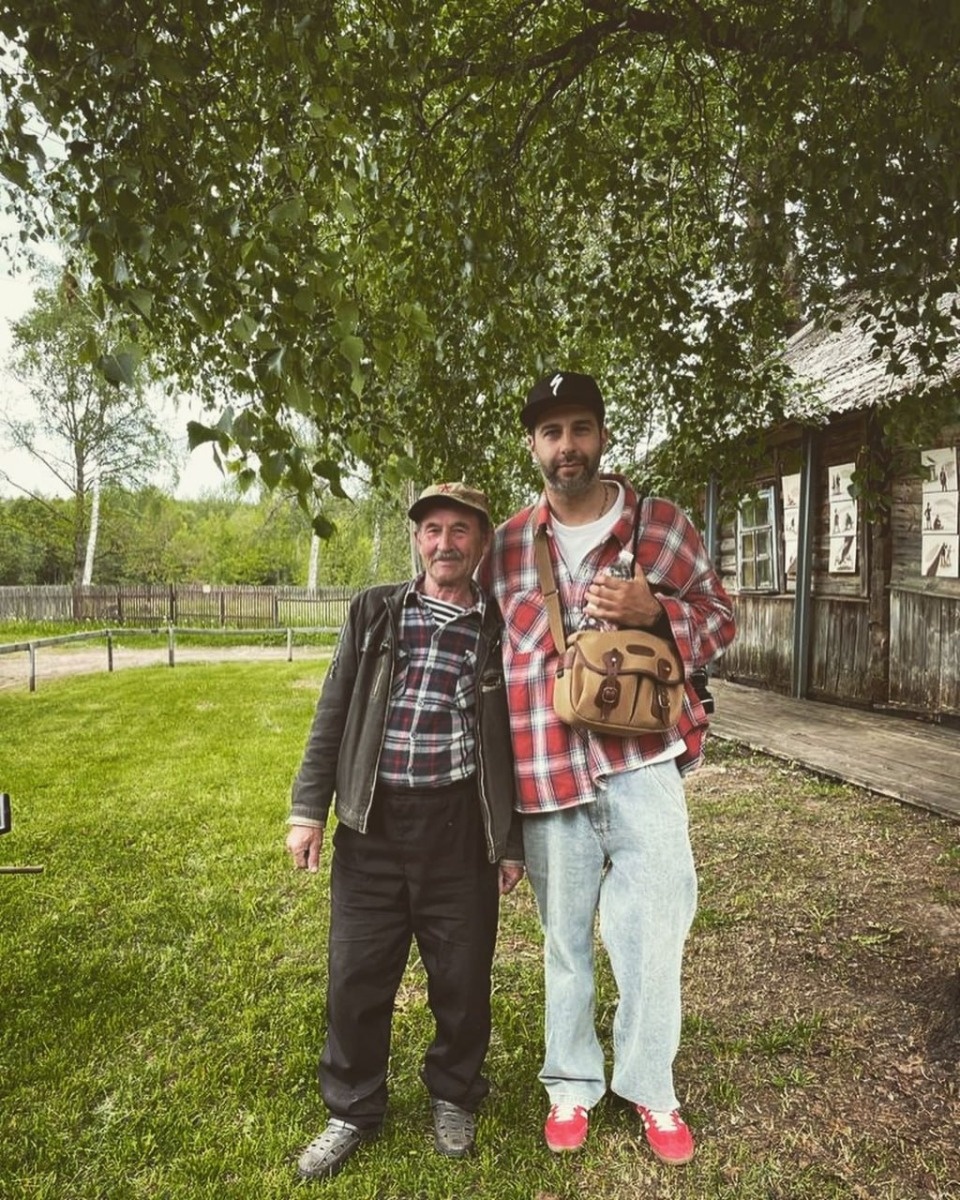 Телеведущий Иван Ургант поделился снимками из семейной поездки в Пушкинские Горы Телеведущий Иван Ургант поделился снимками из семейной поездки в Пушкинские Горы