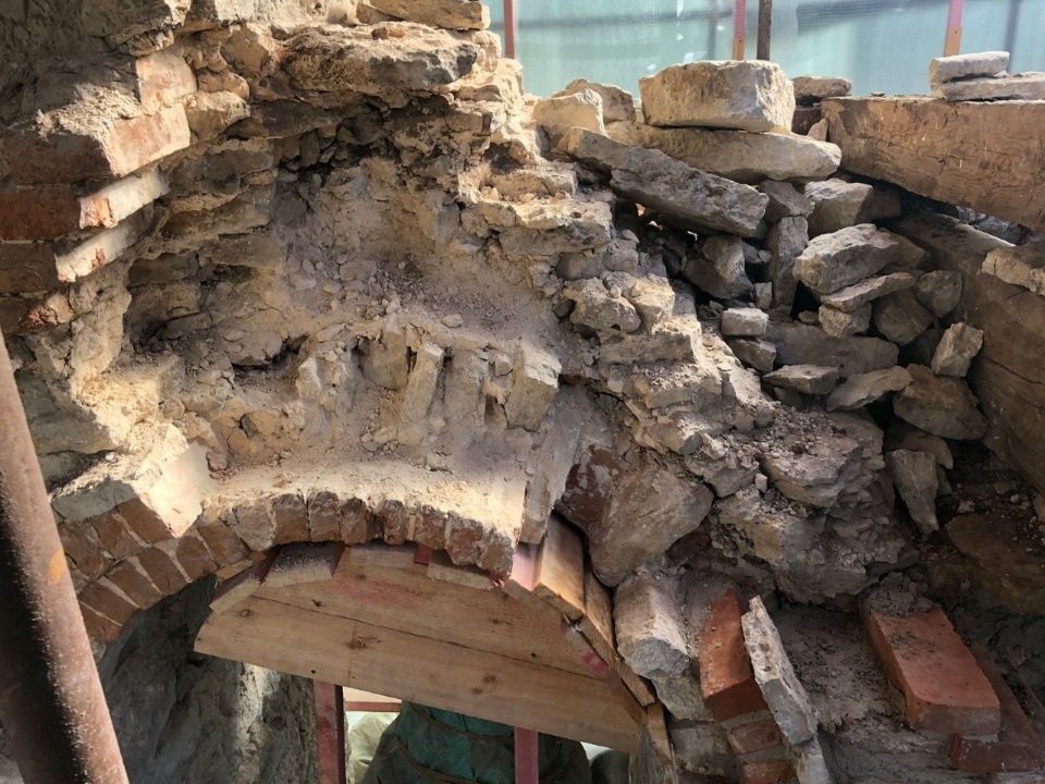 Реставраторы восстанавливают кирпичный декор Большой звонницы Псково-Печерского монастыря Реставраторы восстанавливают кирпичный декор Большой звонницы Псково-Печерского монастыря