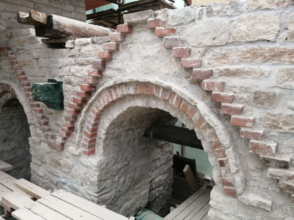 Реставраторы восстанавливают кирпичный декор Большой звонницы Псково-Печерского монастыря Реставраторы восстанавливают кирпичный декор Большой звонницы Псково-Печерского монастыря