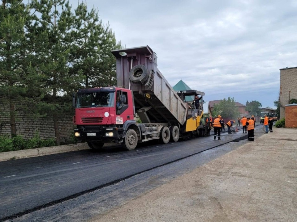 Рабочие восстанавливают дорогу на улице Ветряной в Пскове 