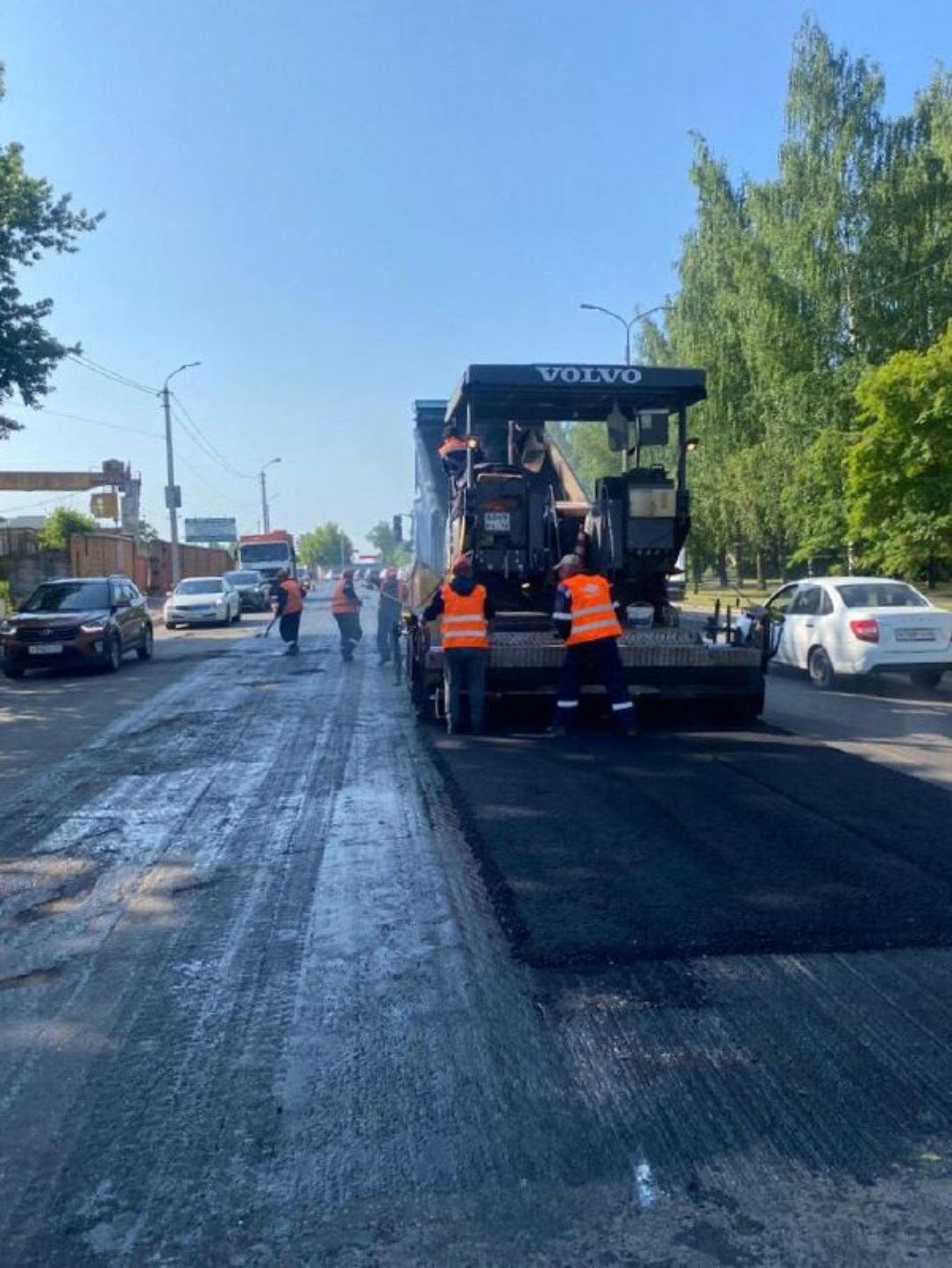 Укладка асфальта началась на улице 128-й Стрелковой Дивизии в Пскове