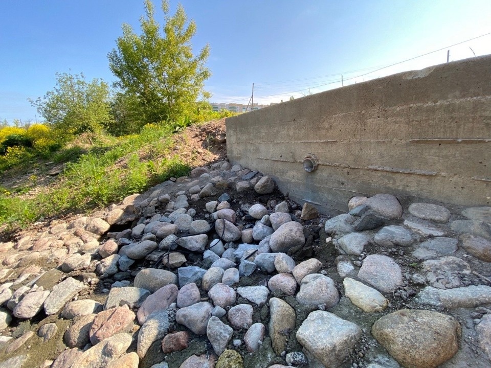 В проблеме слива в ручей в Крестках в Пскове химической жидкости будет разбираться прокуратура 