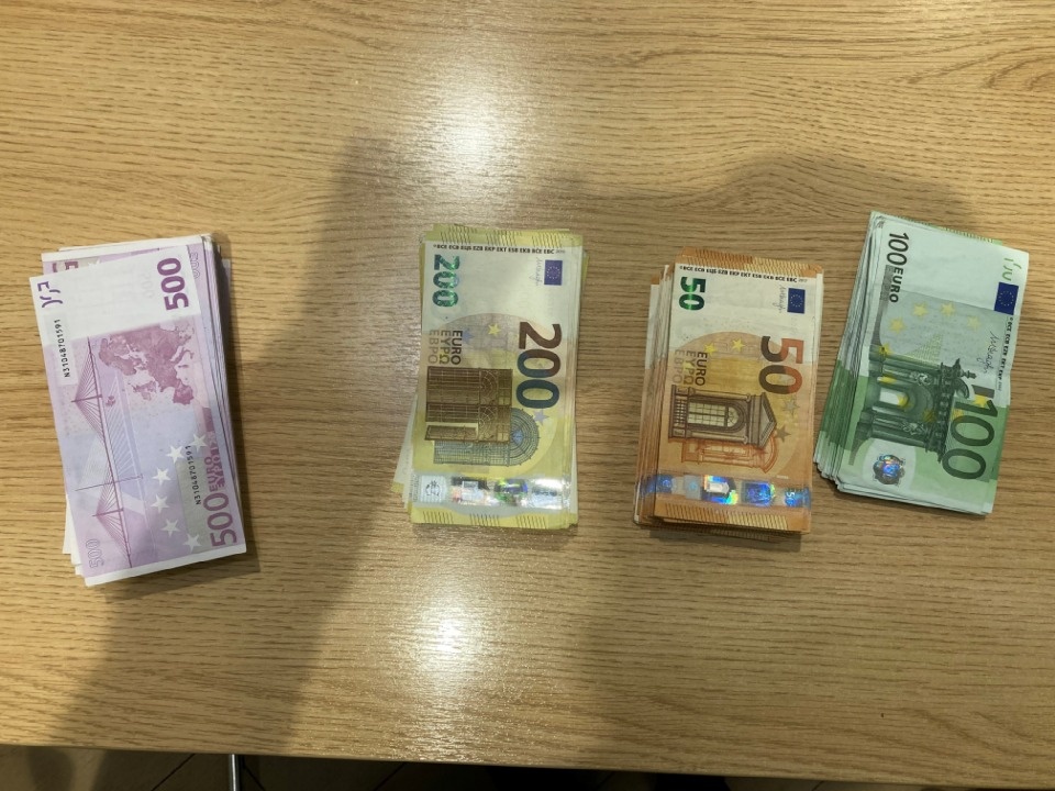 Почти 100 тысяч евро пытались нелегально вывезти иностранцы через госграницу в Псковской области