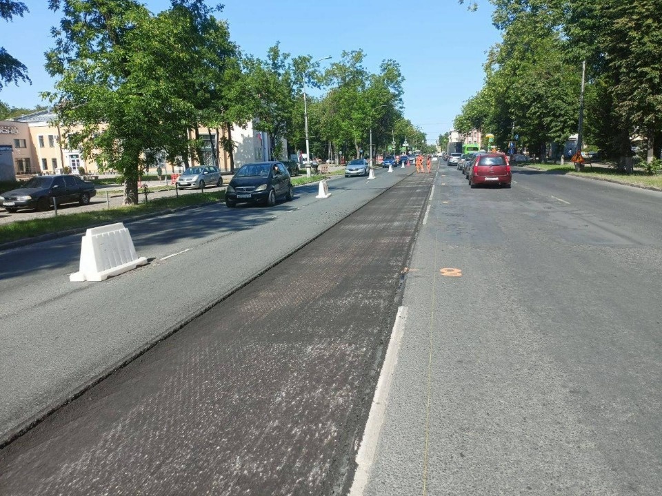 На Октябрьском проспекте в Пскове срезают старый асфальт