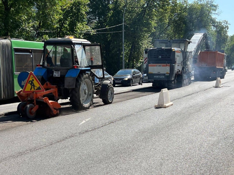 На Октябрьском проспекте в Пскове срезают старый асфальт